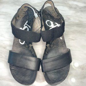 OTBT size 8 chunky wedge black Bushnell leather sandals